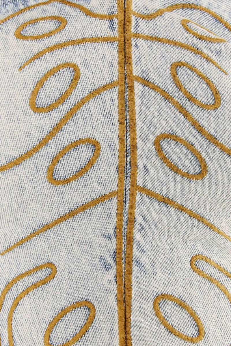 Close-up-del-bordado-de-costilla-de-Adan-en-la-tela-de-mezclilla.