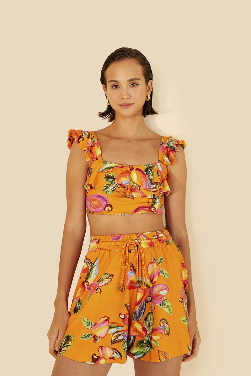 Imagen de un top estampado tropical con volantes y escote cuadrado, visto de frente.
