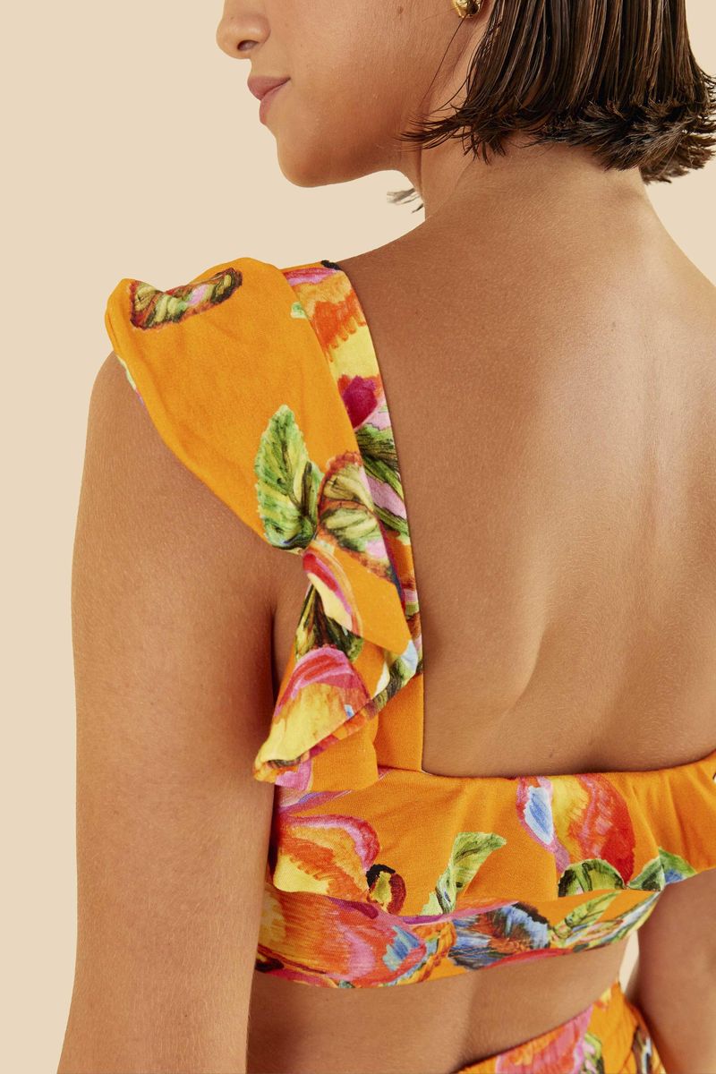Imagen de un top estampado tropical con volantes y escote cuadrado, visto de espaldas.