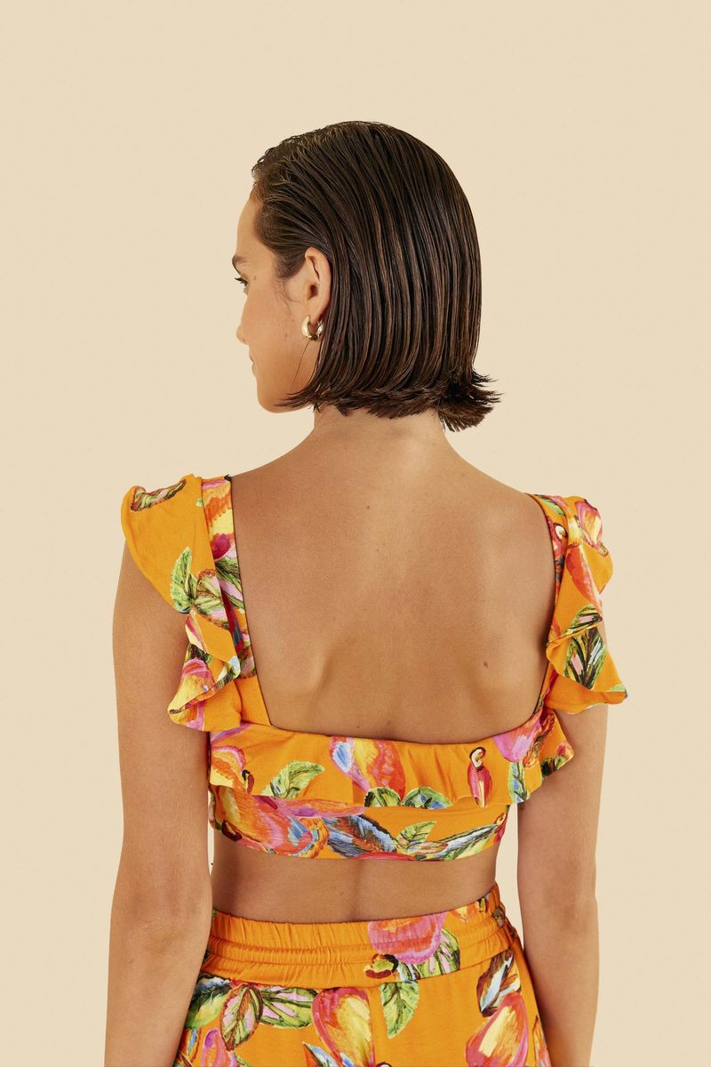 Detalle de las tiras con volantes del top estampado tropical.
