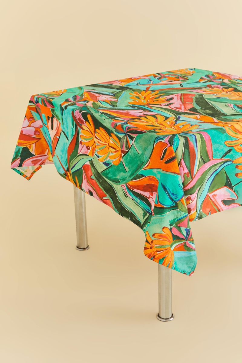 Toalla-Nhami-Follaje-extendida-sobre-una-mesa-mostrando-su-estampado-tropical-vibrante.