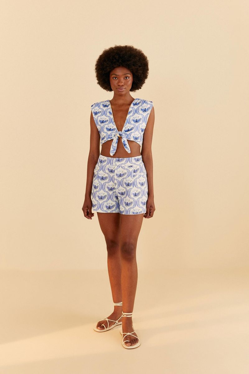 Vista-trasera-de-la-blusa-estampada-con-diseño-abstracto-en-azul-y-blanco.