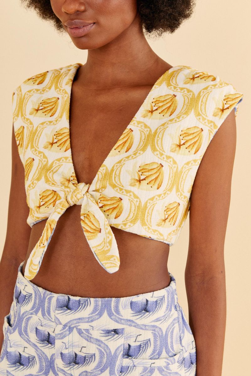 Detalle-del-estampado-abstracto-en-azul-y-blanco-en-la-blusa.