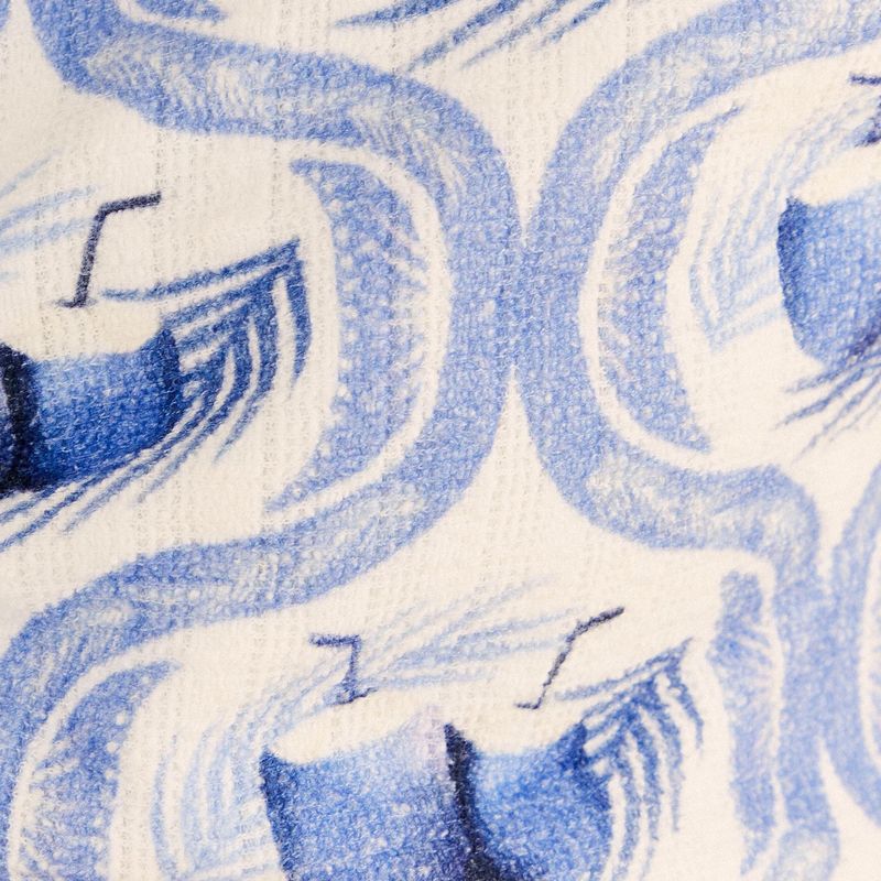 Detalle-del-estampado-abstracto-en-amarillo-y-blanco-en-la-blusa.