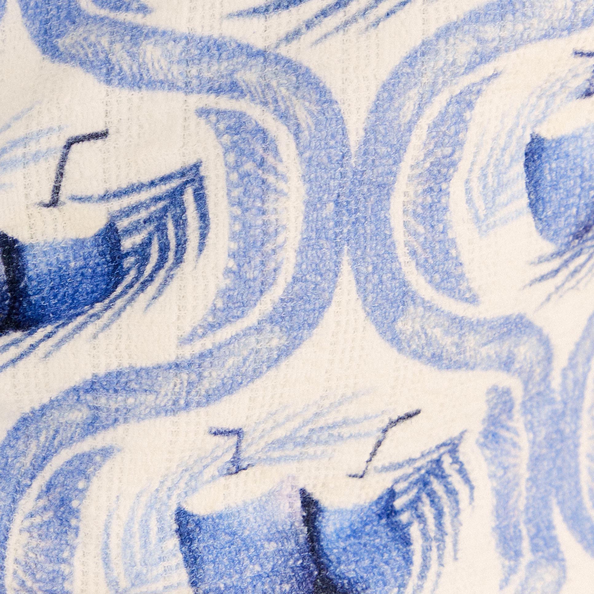Detalle-del-estampado-abstracto-en-amarillo-y-blanco-en-la-blusa.