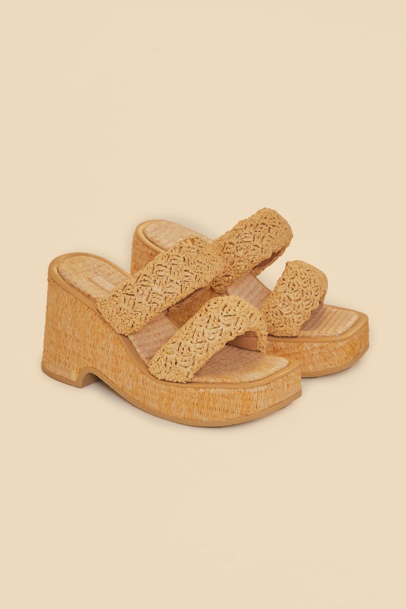 Sandalia-plataforma-puffer-croche-vista-desde-un-angulo-superior-izquierdo-destacando-el-diseño-artesanal-y-la-suela-estilo-espadrille.