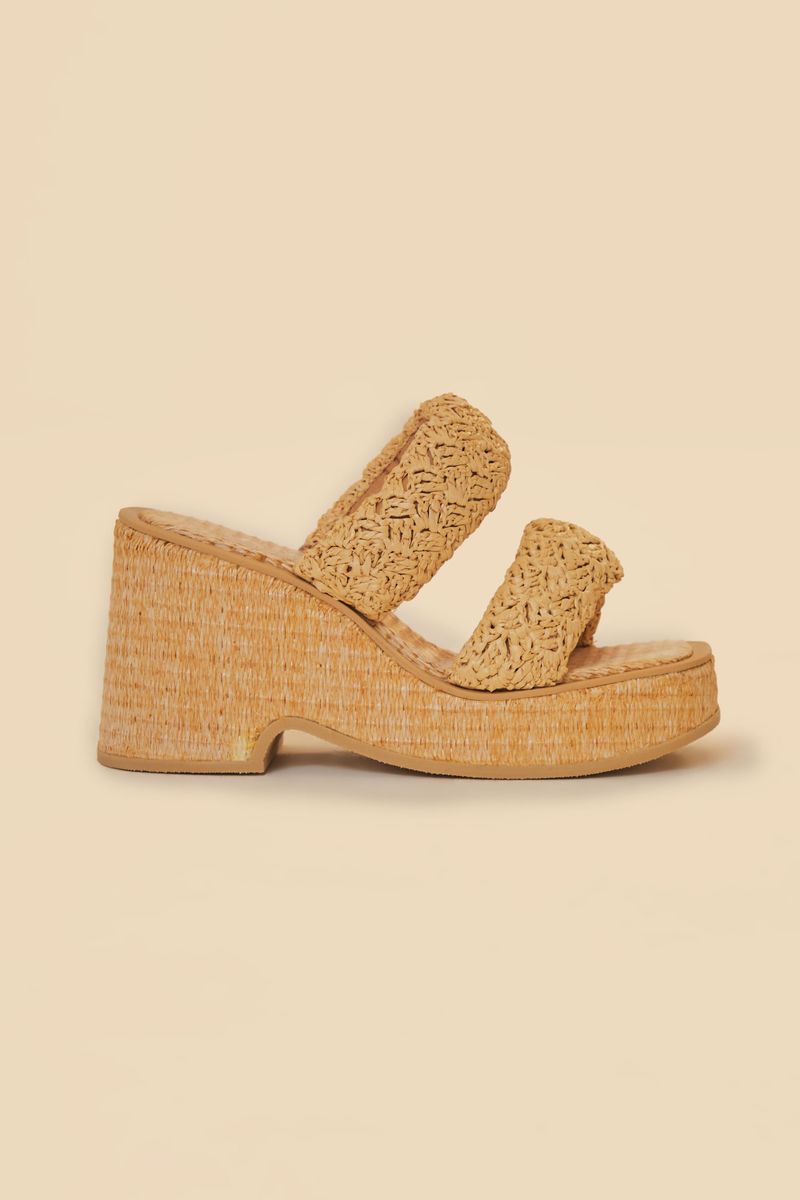 Vista-lateral-de-la-sandalia-plataforma-puffer-croche-evidenciando-el-tacon-mediano-y-el-acabado-espadrille.