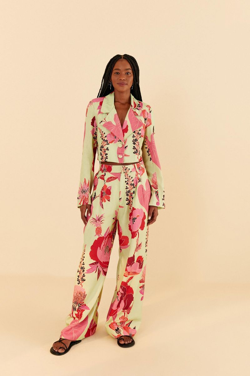 Blazer estampado floral con solapa doblada y mangas largas, exhibido en modelo.