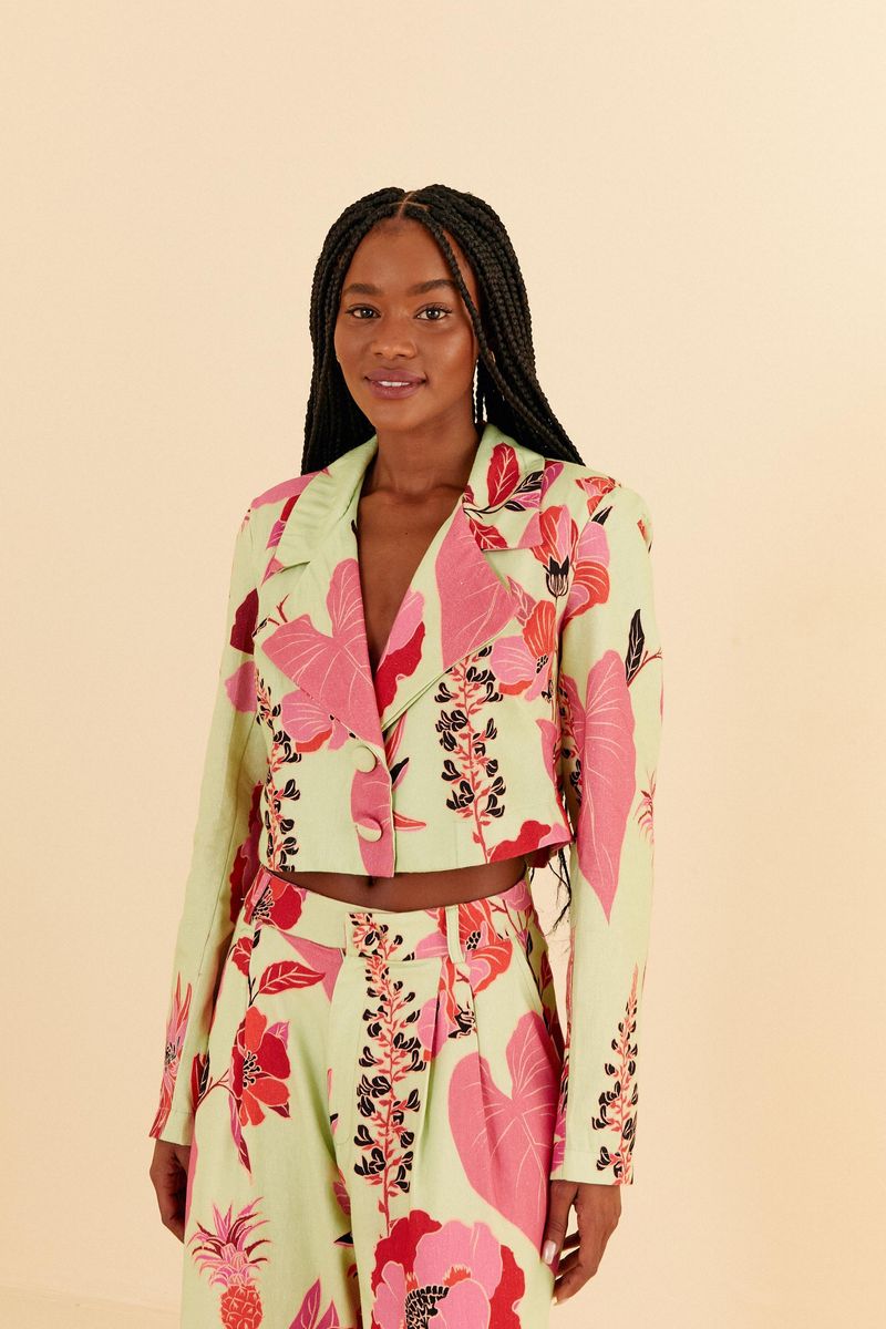 Detalle del blazer floral con solapa doblada y botones decorativos.