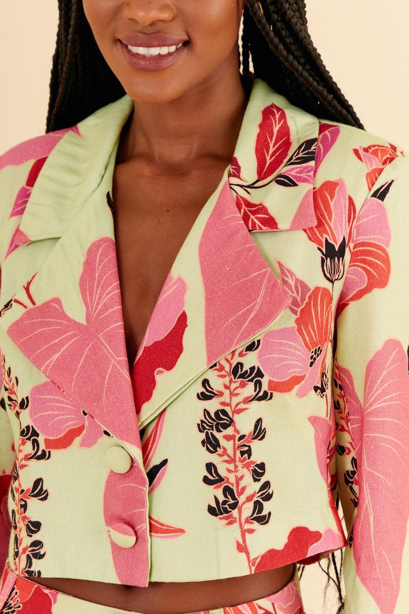 Vista lateral del blazer floral con mangas largas y corte recto.