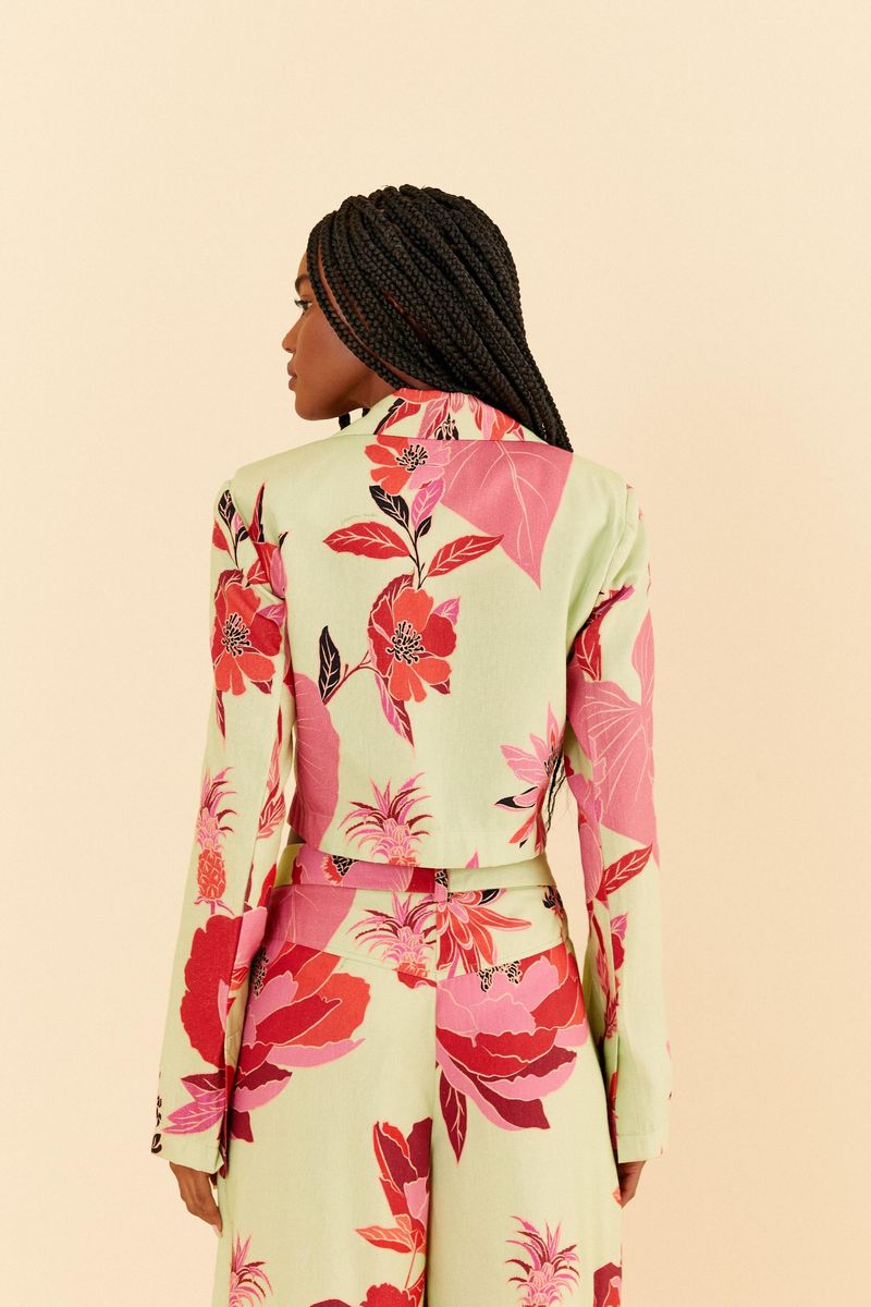 Vista trasera del blazer floral mostrando el patrón vibrante.