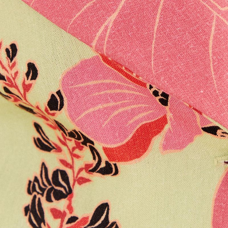 Detalle de la tela estampada floral del blazer.