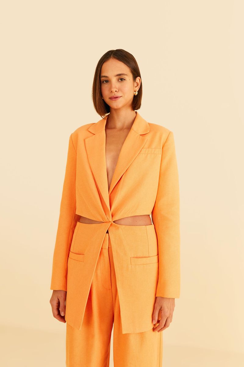 Blazer-naranja-con-recortes-modernos-y-diseño-unico-visto-de-frente.