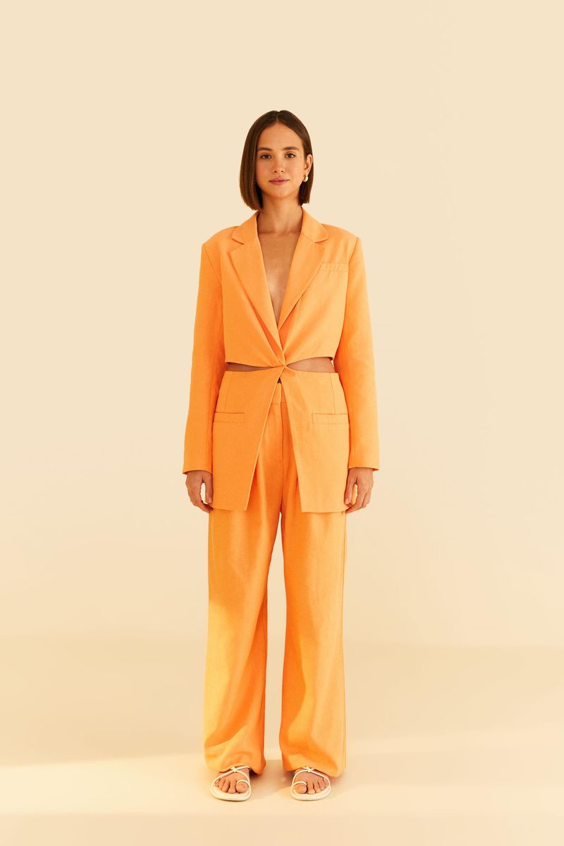 Blazer-naranja-con-recortes-modernos-y-diseño-unico-visto-de-espaldas.