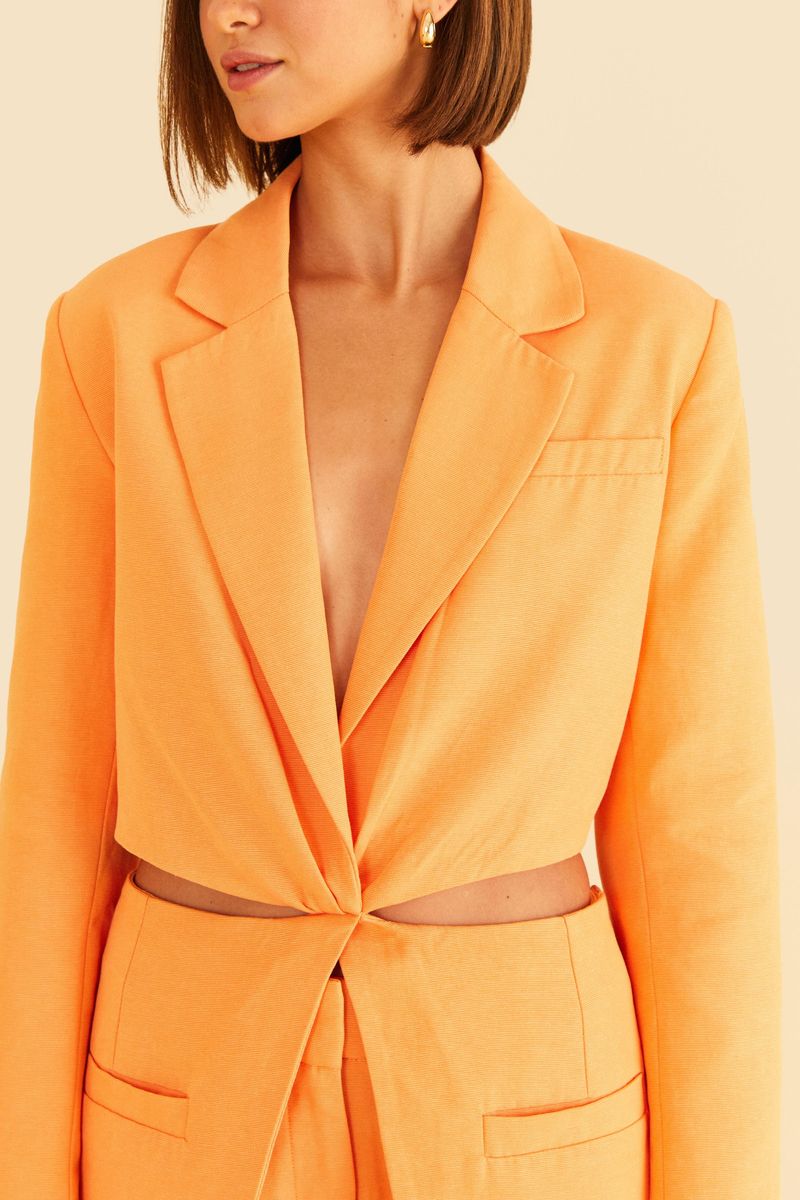Detalle-del-escote-en-V-y-solapa-invertida-del-blazer-naranja.