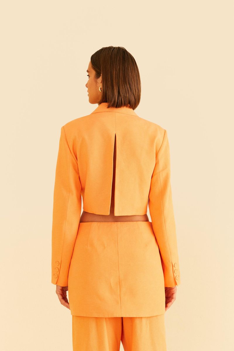 Detalle-de-la-abertura-trasera-del-blazer-naranja.