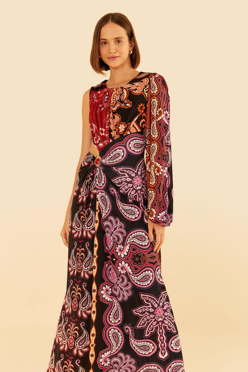 Vestido-largo-con-estampado-paisley-en-tonos-vibrantes-mostrado-de-frente-con-detalle-de-manga-larga.