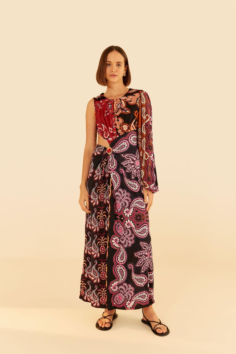 Vestido-largo-con-estampado-paisley-en-tonos-vibrantes-mostrado-de-frente-con-detalle-de-amarre-en-la-cintura.