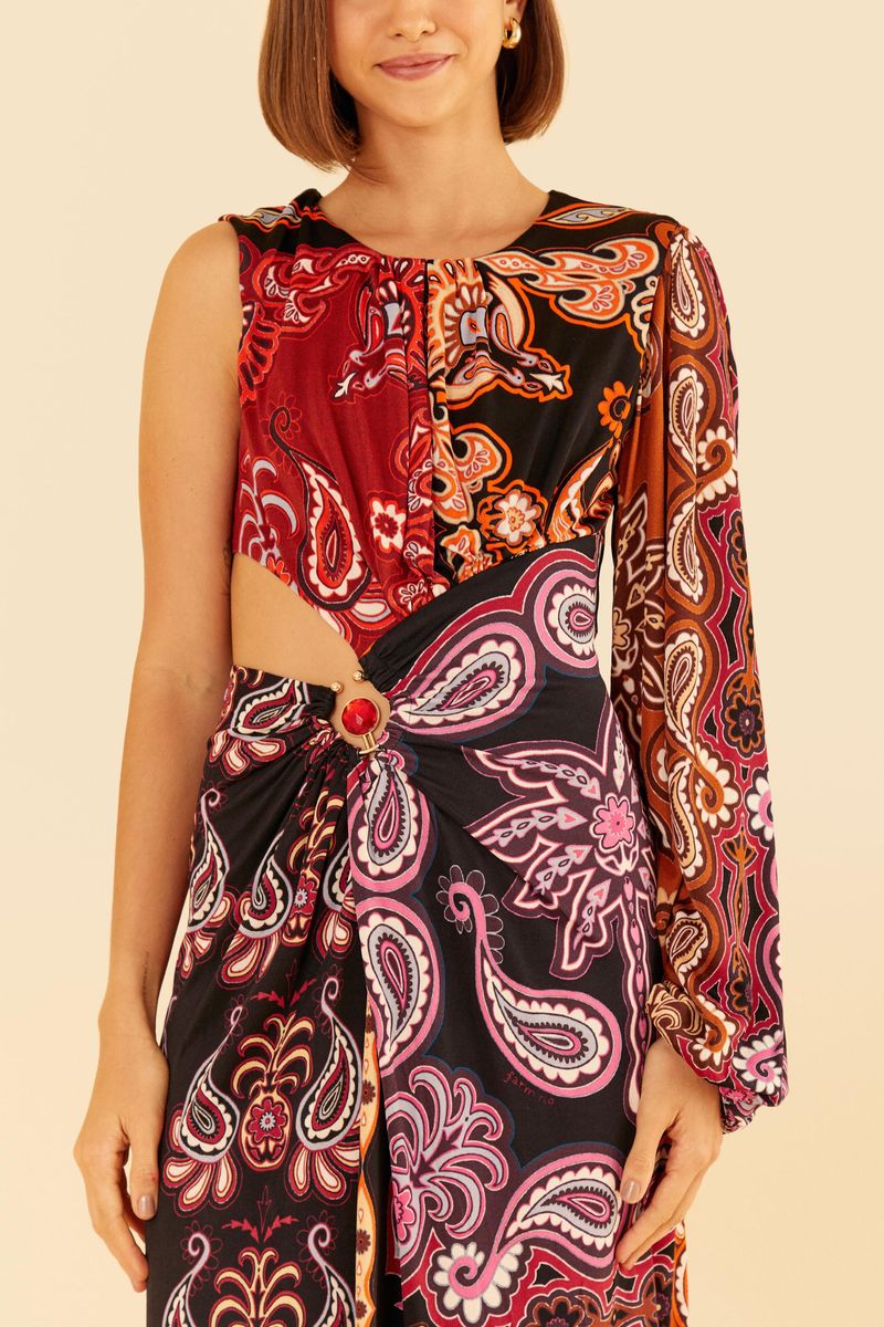 Vestido-largo-con-estampado-paisley-en-tonos-vibrantes-mostrado-por-detras-destacando-el-diseño-posterior.