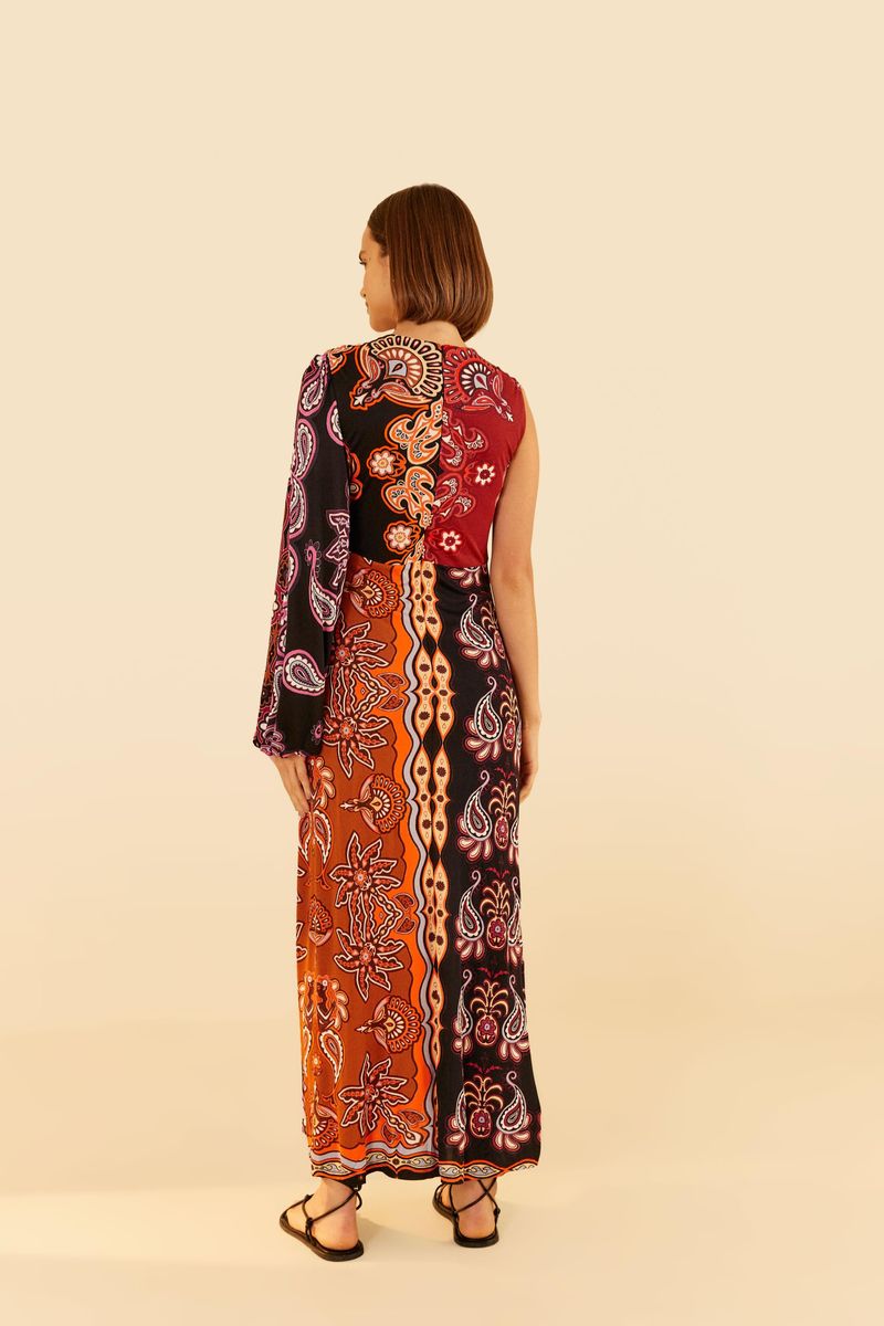 Detalle-del-estampado-paisley-en-tonos-vibrantes-sobre-la-tela-del-vestido.