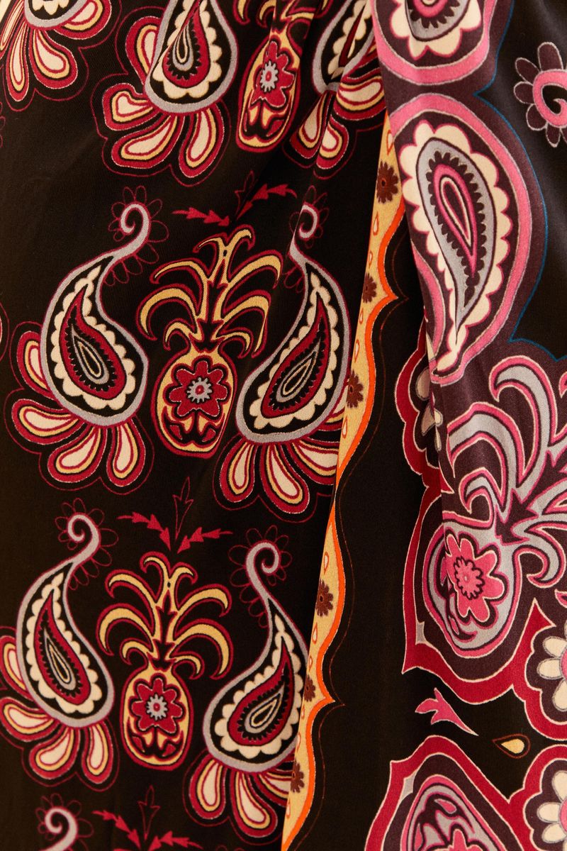 Acercamiento-del-estampado-paisley-en-tonos-vibrantes-sobre-la-tela-del-vestido.