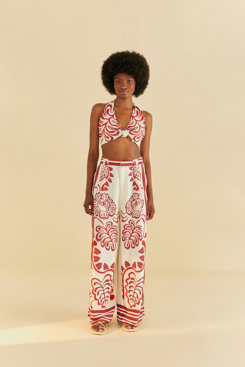Conjunto-de-top-y-pantalon-estampados-con-diseño-tropical-visto-de-cuerpo-entero.