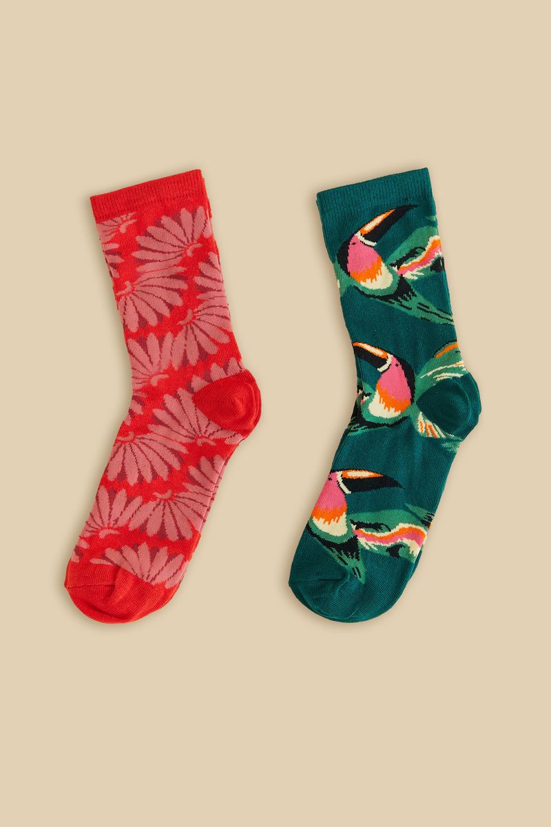 Conjunto-de-medias-estampadas-con-diseños-tropicales-y-florales-sobre-fondo-neutro.
