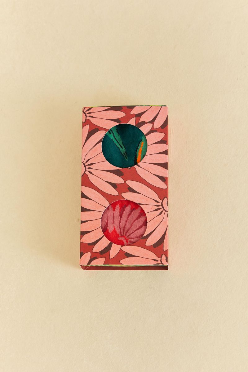 Caja-de-embalaje-de-las-medias-con-diseño-floral-y-tropical.