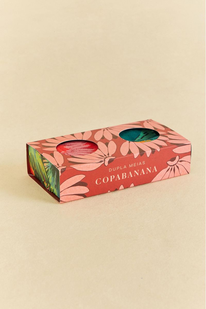 Vista-lateral-de-la-caja-de-embalaje-de-las-medias-con-detalles-del-diseño.