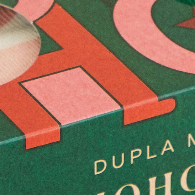 Detalle-ampliado-del-diseño-geometrico-del-paquete-de-las-medias.