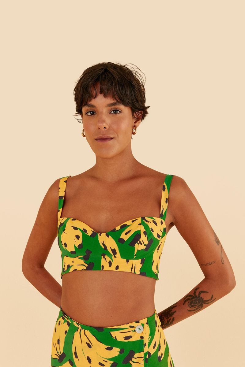 Top-decorado-con-bananas-sobre-fondo-verde-vista-frontal.