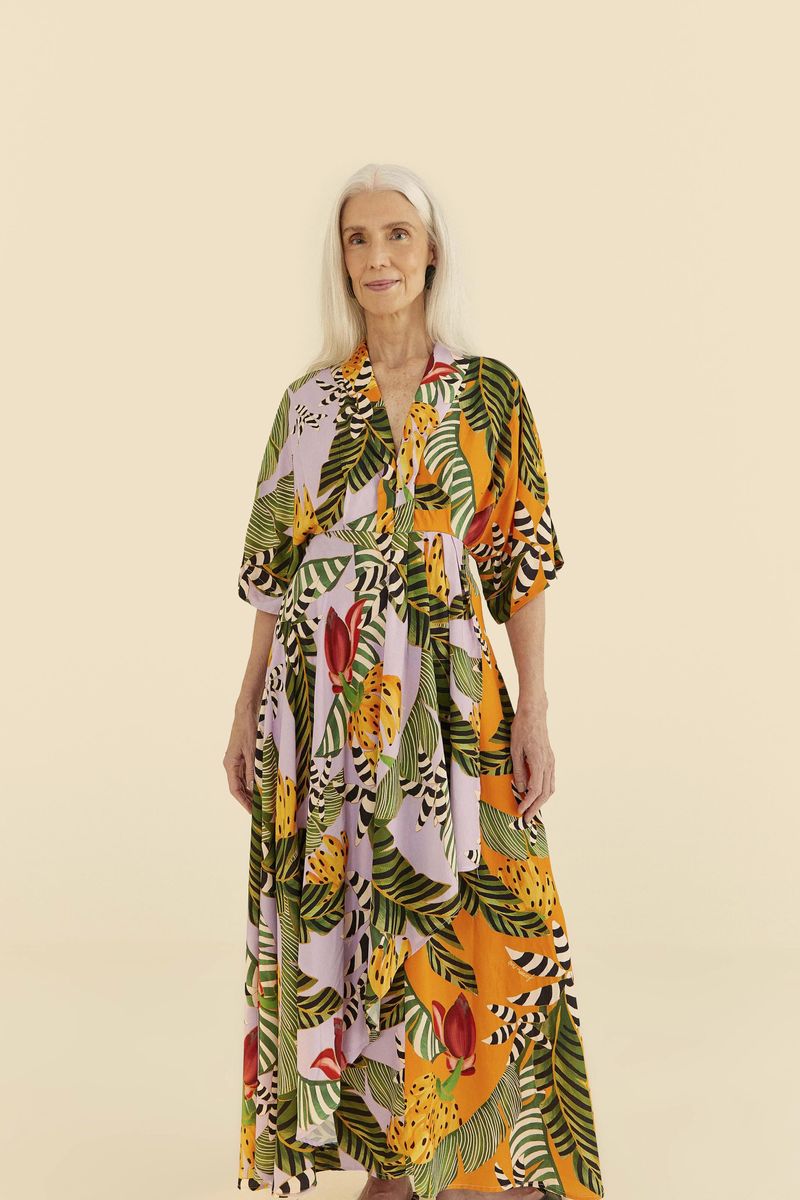 Vestido-con-diseño-estampado-tropical-mostrado-en-vista-frontal-con-detalles-de-hojas-y-frutas.