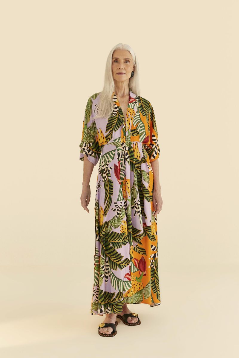Vista-trasera-del-vestido-con-diseño-estampado-tropical-destacando-el-largo-completo.