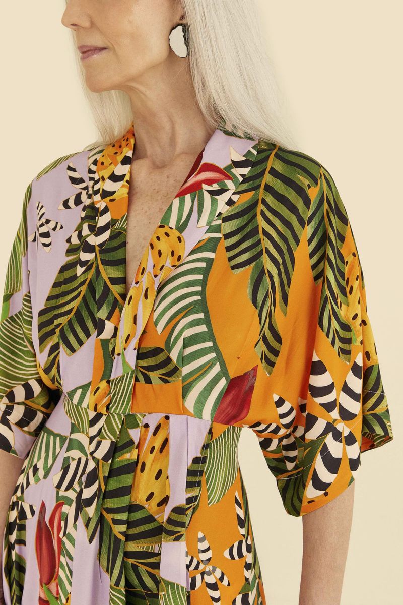 Detalle-del-diseño-tropical-del-vestido-mostrando-hojas-verdes-y-frutas-vibrantes.