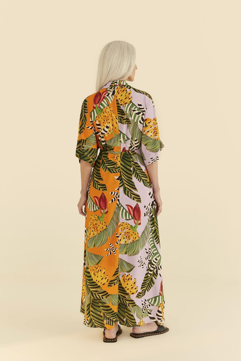 Vista-lateral-del-vestido-con-diseño-estampado-destacando-el-entalle-fluido-y-el-estilo.