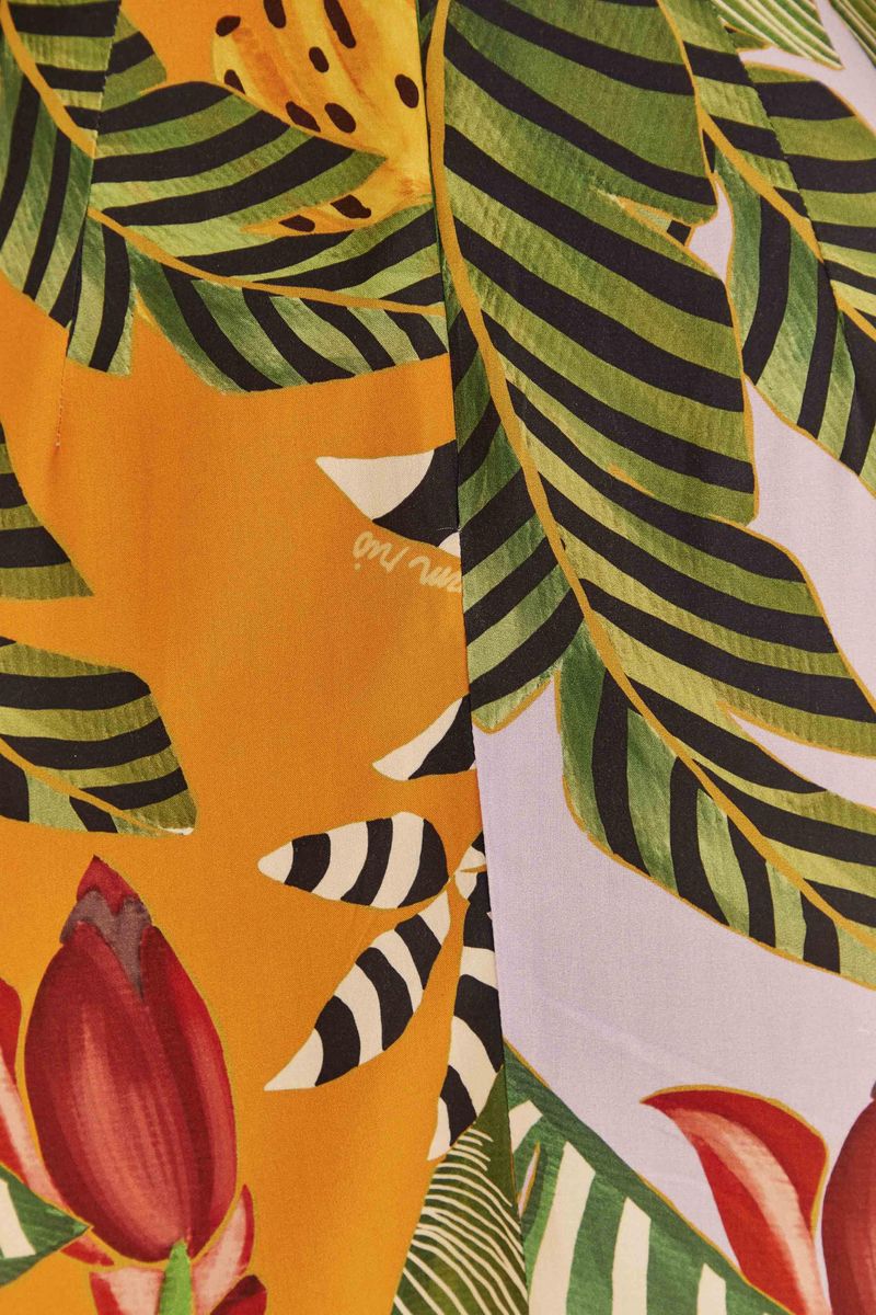 Imagen-ampliada-del-diseño-tropical-del-vestido-con-frutas-y-hojas-en-tonos-vibrantes.