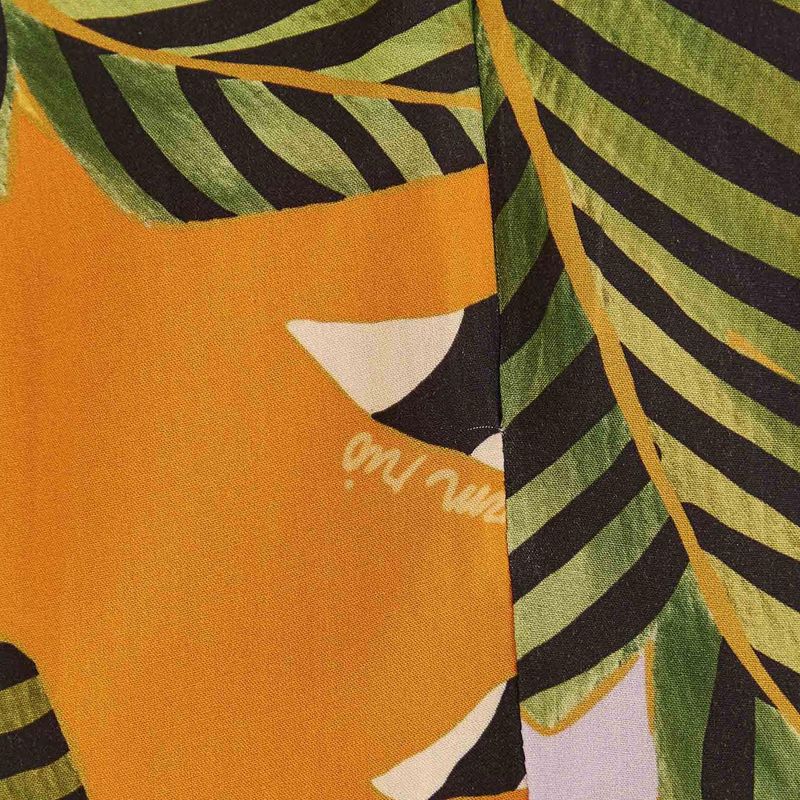 Detalle-del-tejido-del-vestido-mostrando-textura-y-diseño-tropical.