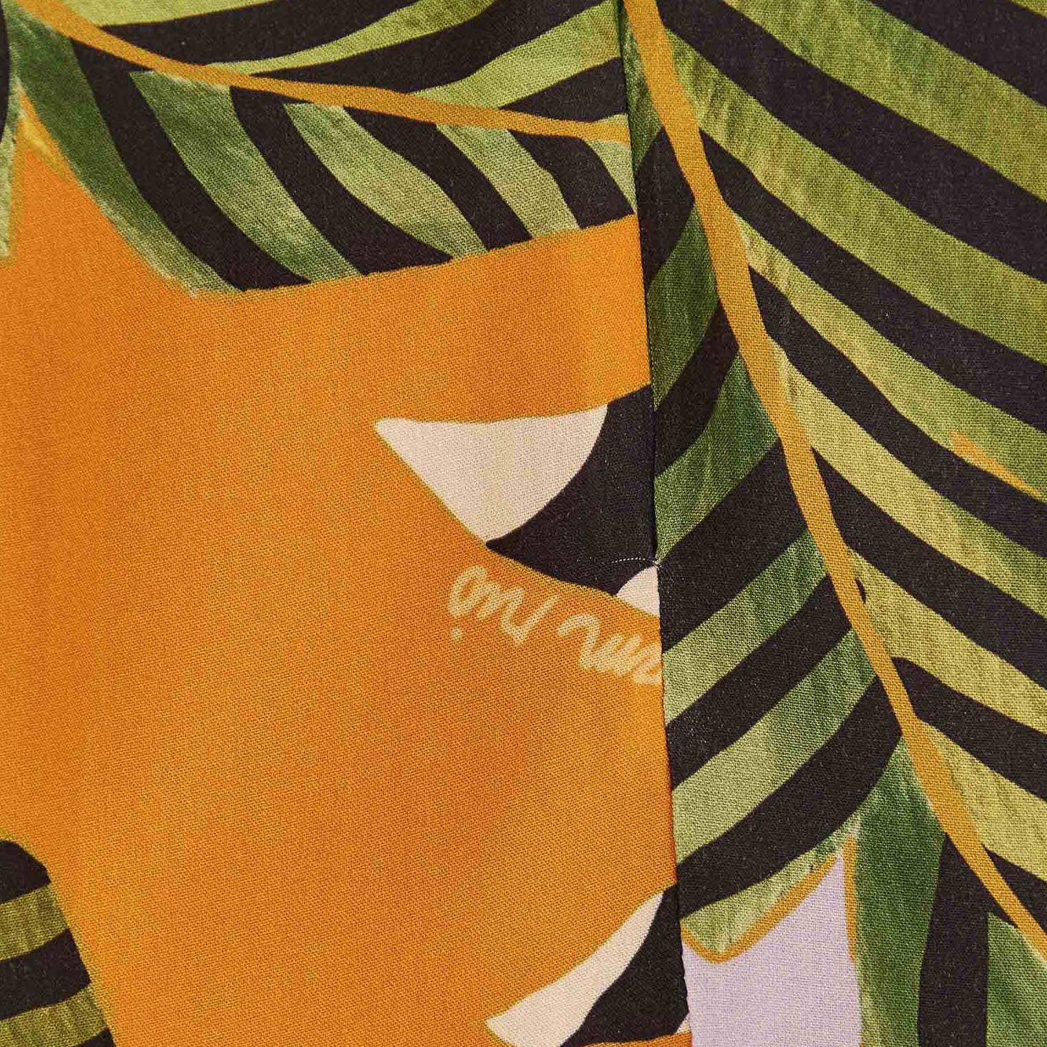 Detalle-del-tejido-del-vestido-mostrando-textura-y-diseño-tropical.