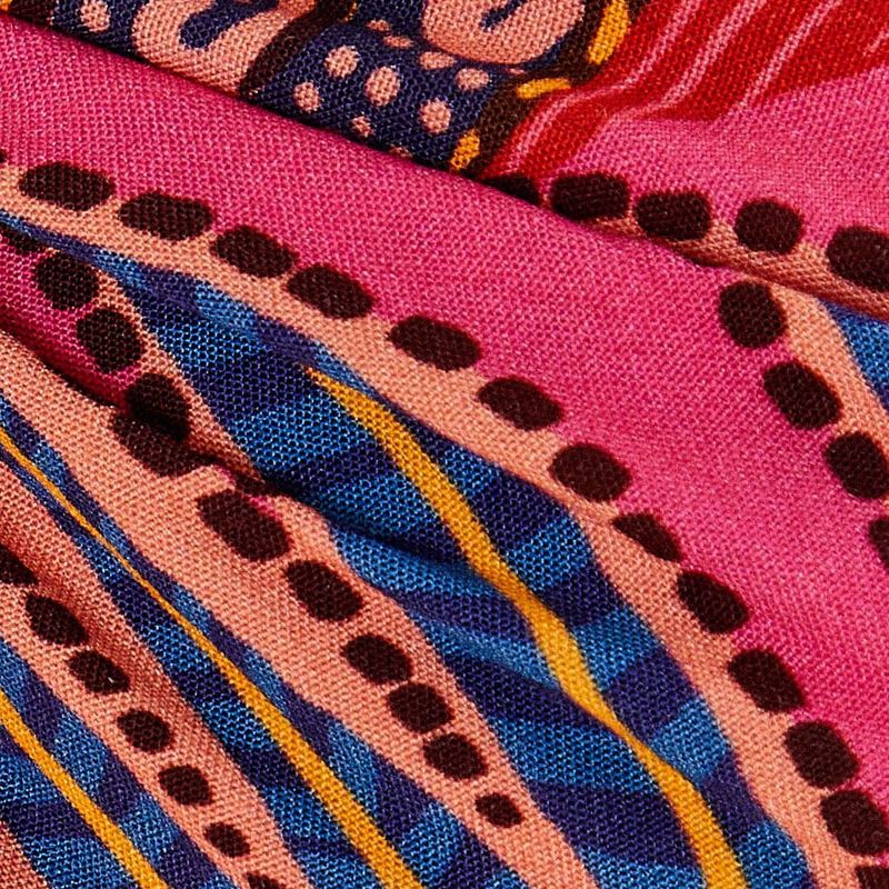 Detalle-del-estampado-de-follaje-vibrante-en-tonos-de-rosa-naranja-y-azul.