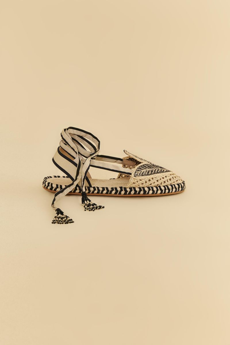Sandalia-espadrille-con-correa-y-detalles-en-paja-natural-vista-desde-arriba.