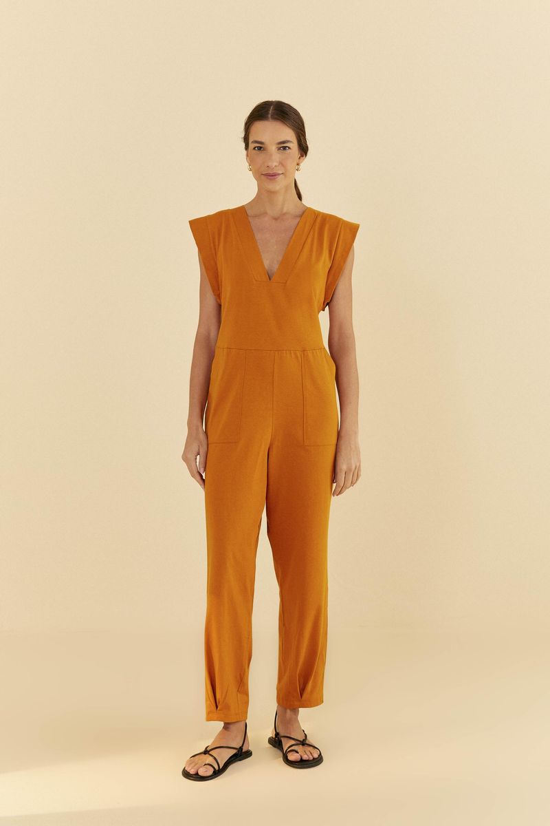 Enterito cropped naranja con escote en V visto de atrás.