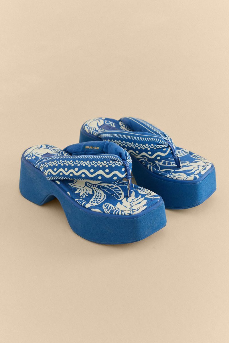 Sandalia-Puffer-Platform-Estampada-vista-de-lado-destacando-el-estampado-geometrico-azul-y-blanco.