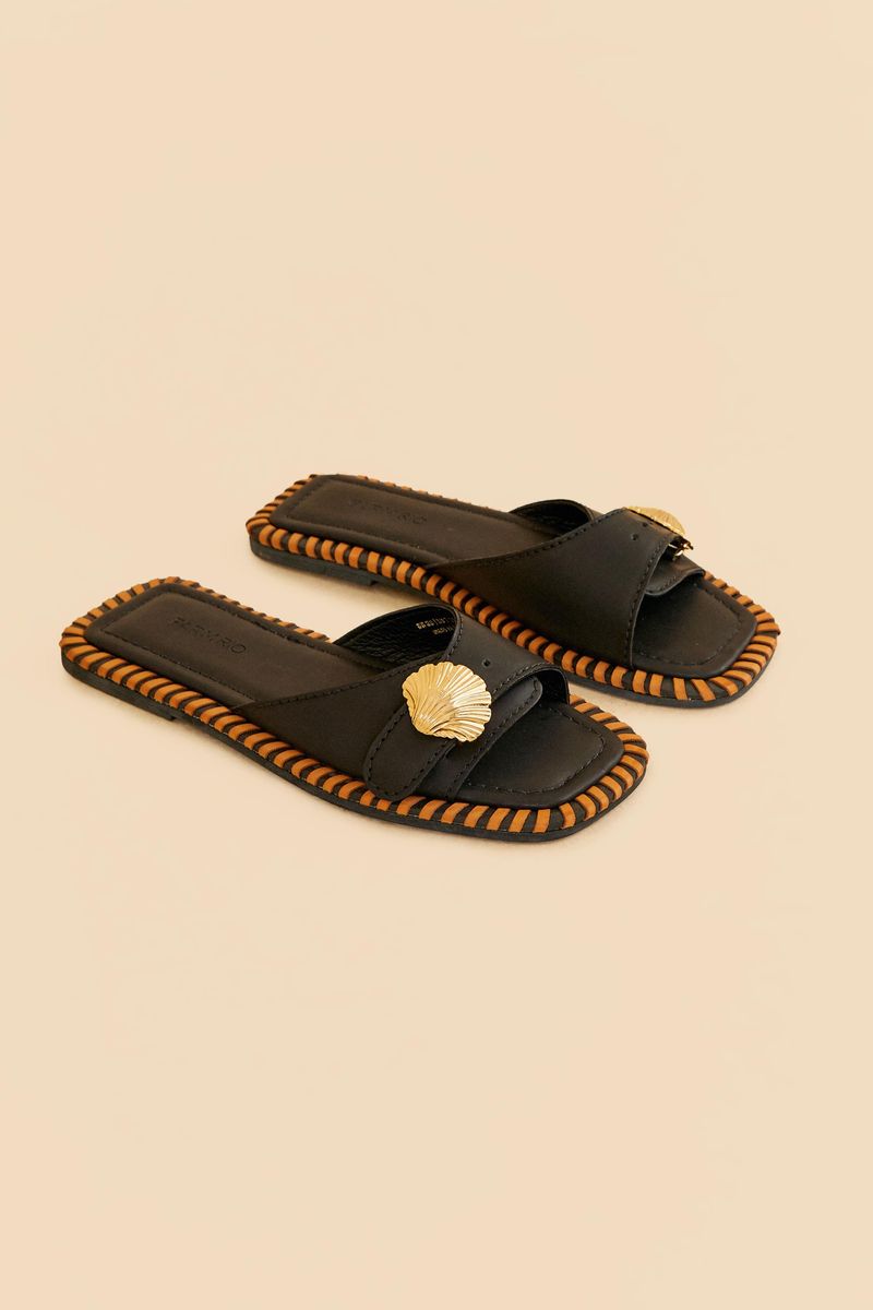Sandalia-Bajita-Slipper-en-tono-lila-con-detalle-metalico-en-forma-de-concha-vista-desde-arriba.