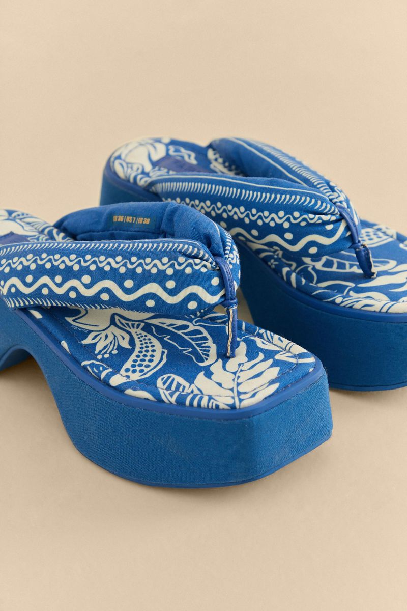 Primer-plano-de-la-Sandalia-Puffer-Platform-Estampada-destacando-la-textura-y-el-estampado.