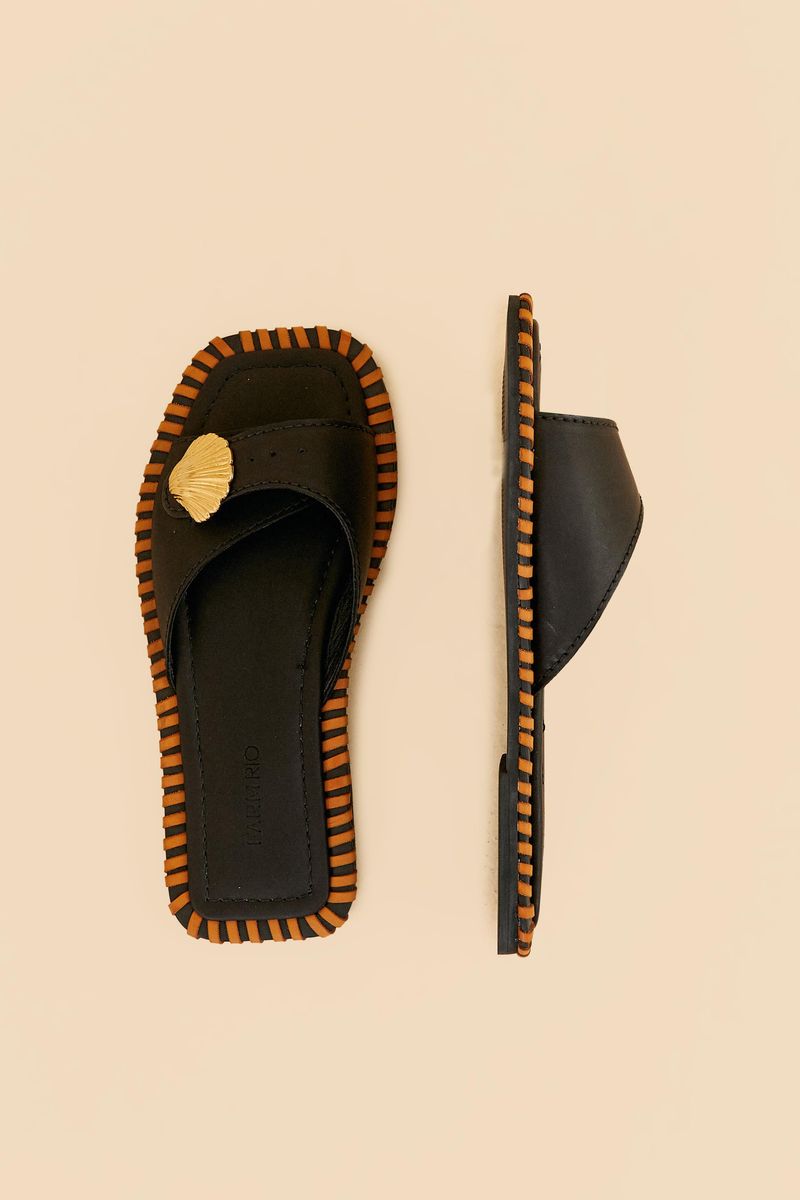 Detalle-del-elemento-metalico-en-forma-de-concha-en-la-Sandalia-Bajita-Slipper.
