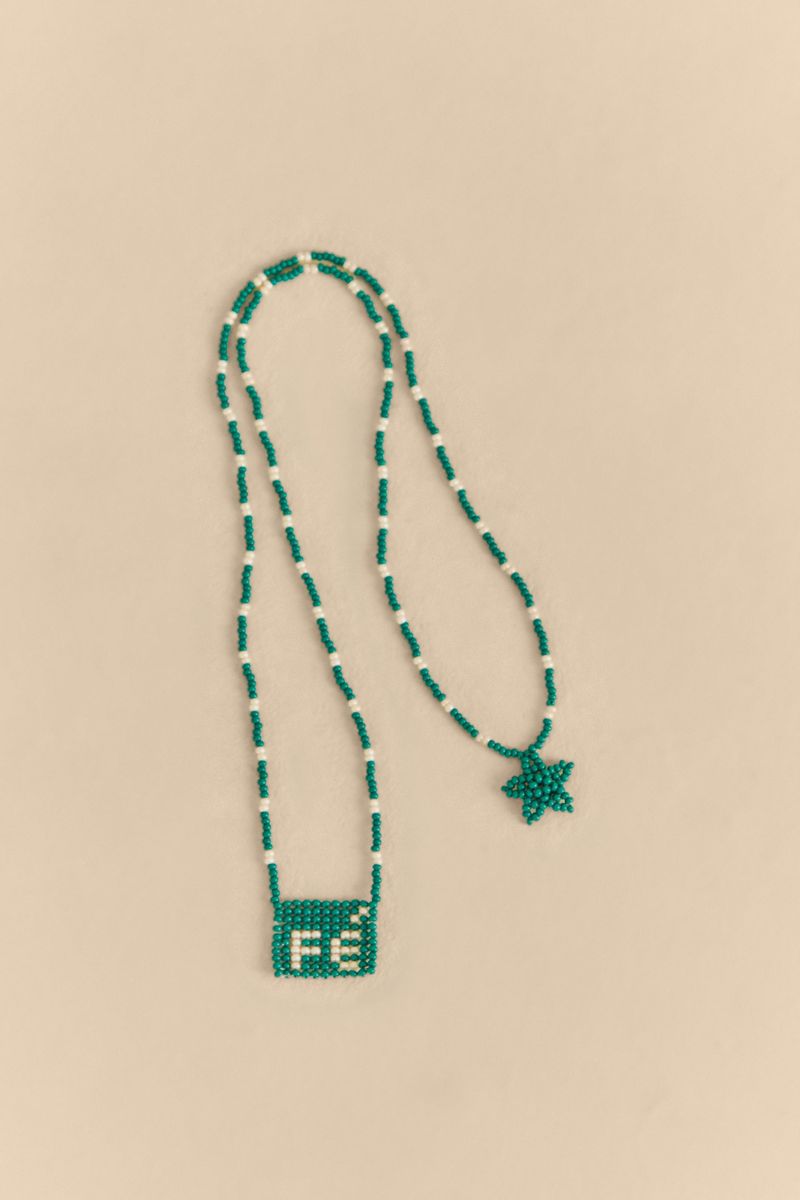 Imagen-del-collar-escapulario-Fe-Micanga-con-detalles-en-micangas-verdes-y-crudas.