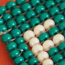 Close-up-de-las-micangas-verdes-y-crudas-del-collar-escapulario-Fe-Micanga.