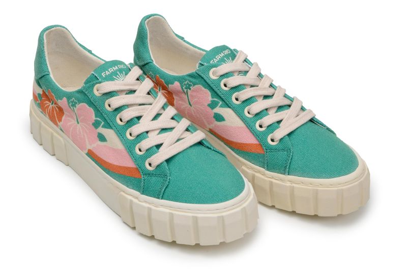 Zapato-casual-verde-con-diseño-floral-tropical-y-suela-tractora-visto-de-lado.