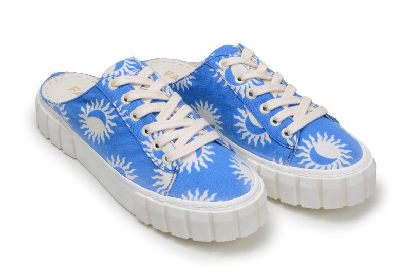 Sandalia-tipo-mule-azul-con-estampado-de-sol-y-luna-vista-lateral-mostrando-la-suela-tipo-flatform.