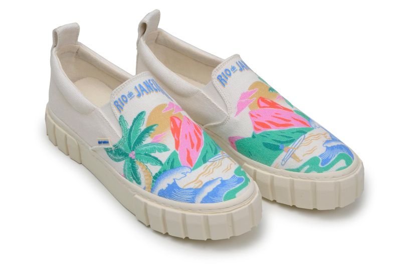 Imagen-de-una-sandalia-estilo-clog-con-suela-tratorada-y-lona-estampada-con-tema-tropical-vista-lateral.
